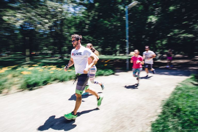 running-lifestyle-group-training-work-out-athletes_t20_YQ76R1